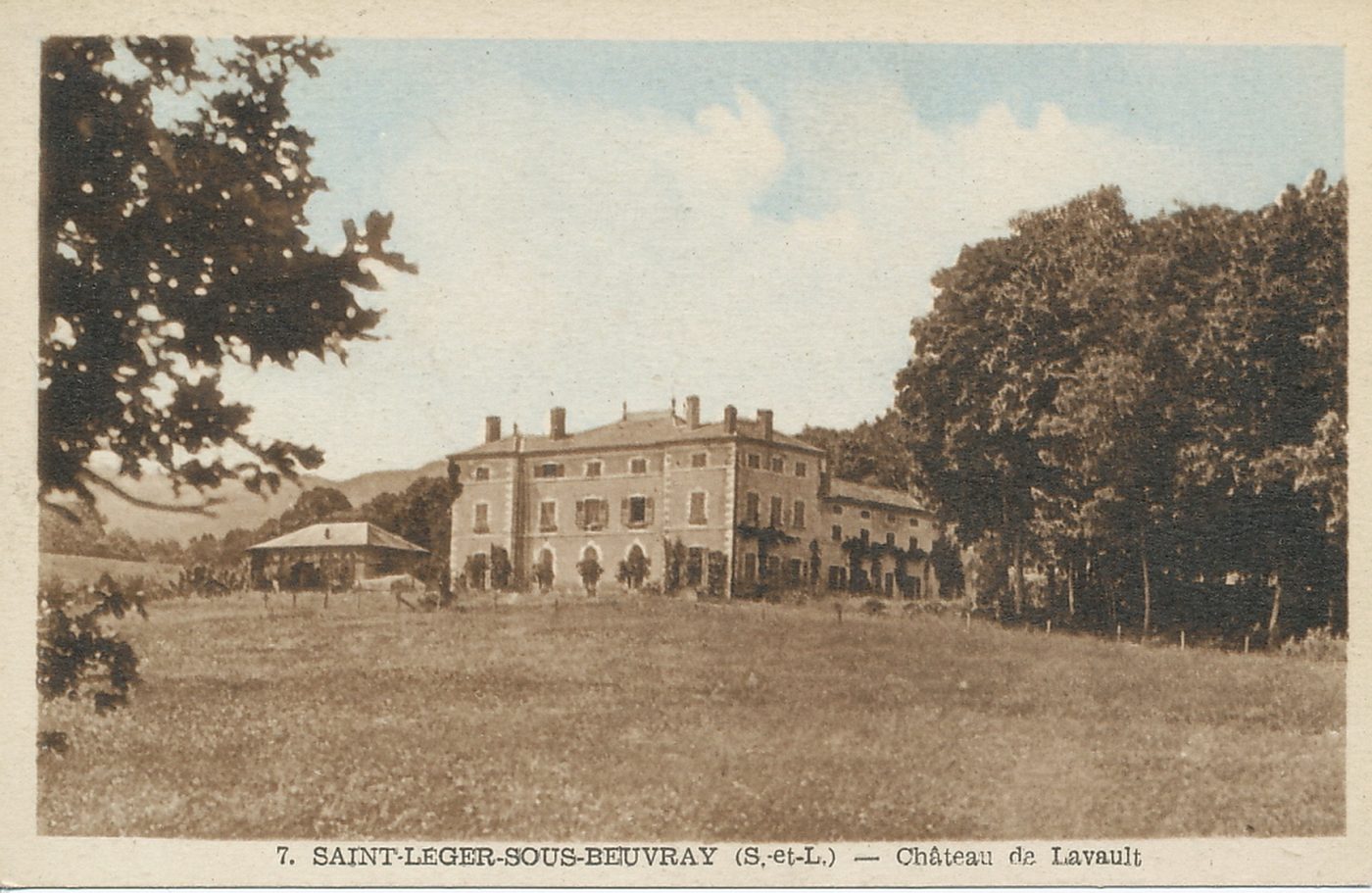 Saint-Léger-sous-Beuvray. Château de Lavault.