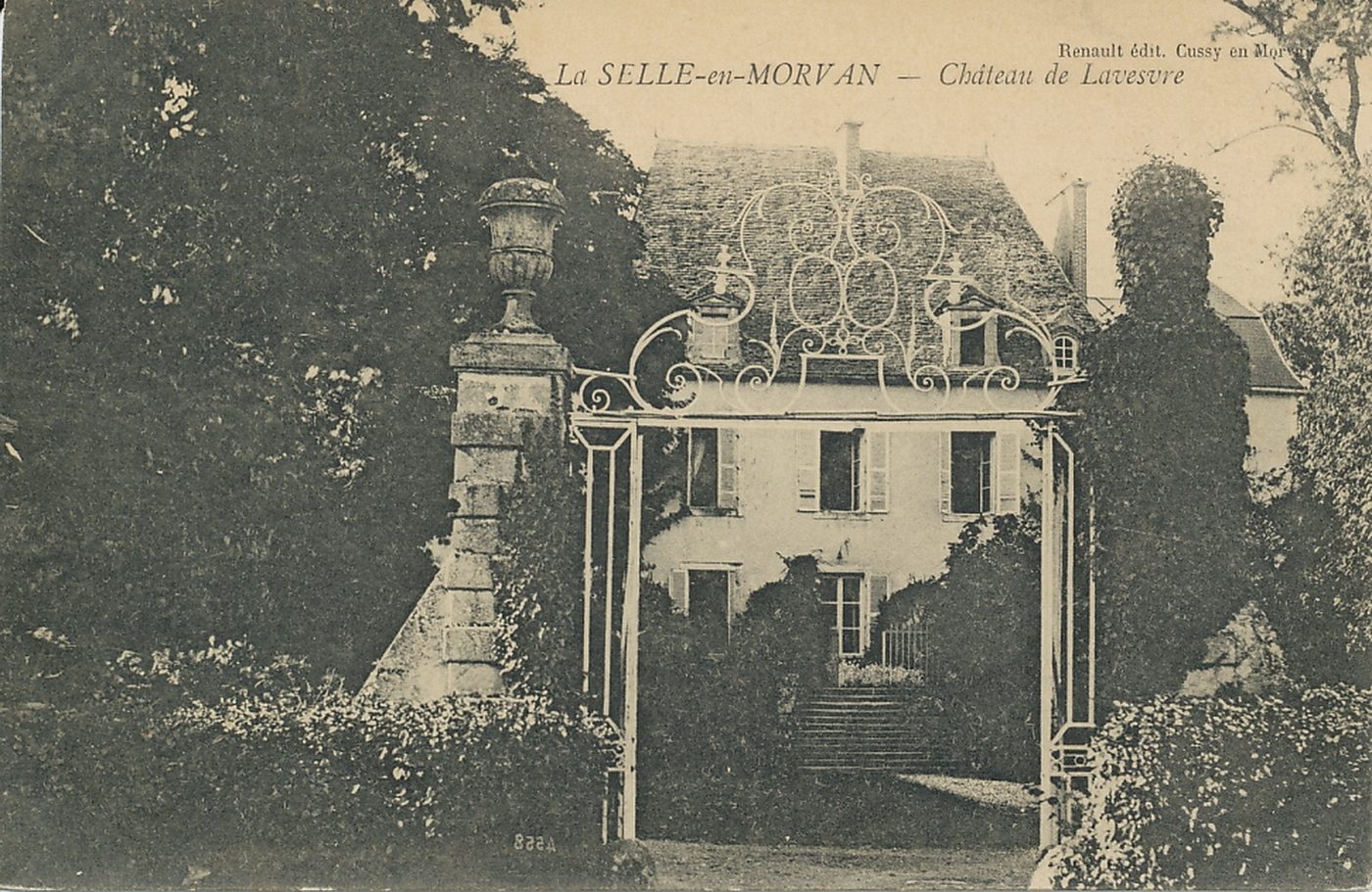 La Celle-en-Morvan. Château de la Vesvre.