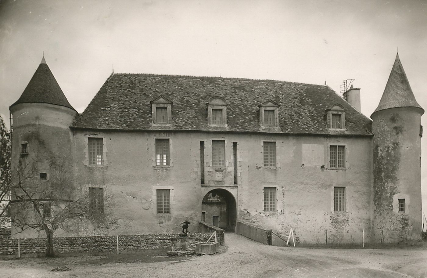 Gueugnon. Château du Breuil.