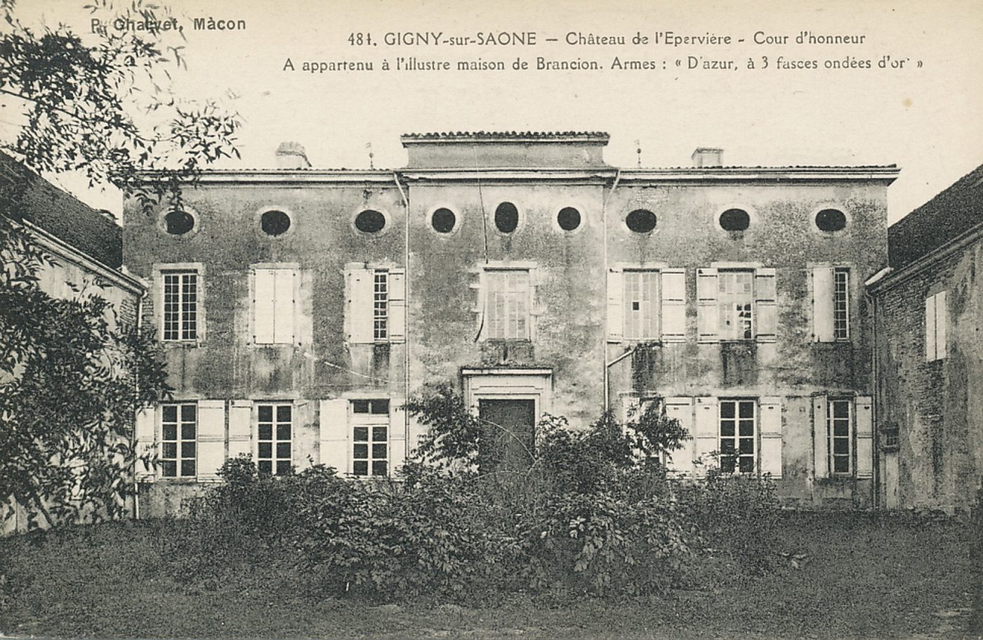 Gigny-sur-Saône. Château de l'Epervière. Cour d'honneur. A appartenu à l'illustre maison de Brancion. Arme : " D'azur, à 3 fasces ondées d'or".