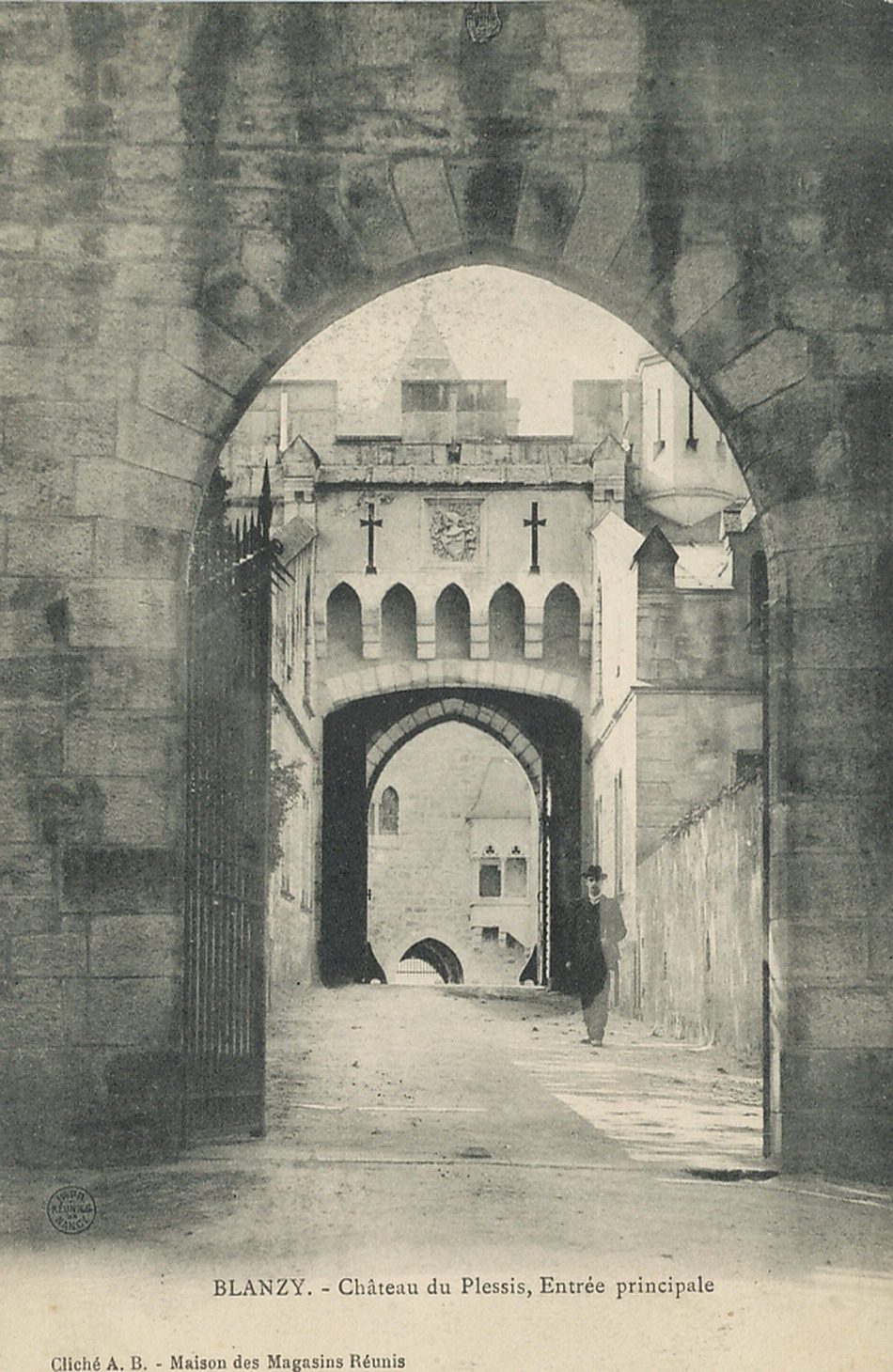 Blanzy. Château du Plessis. Entrée principale.