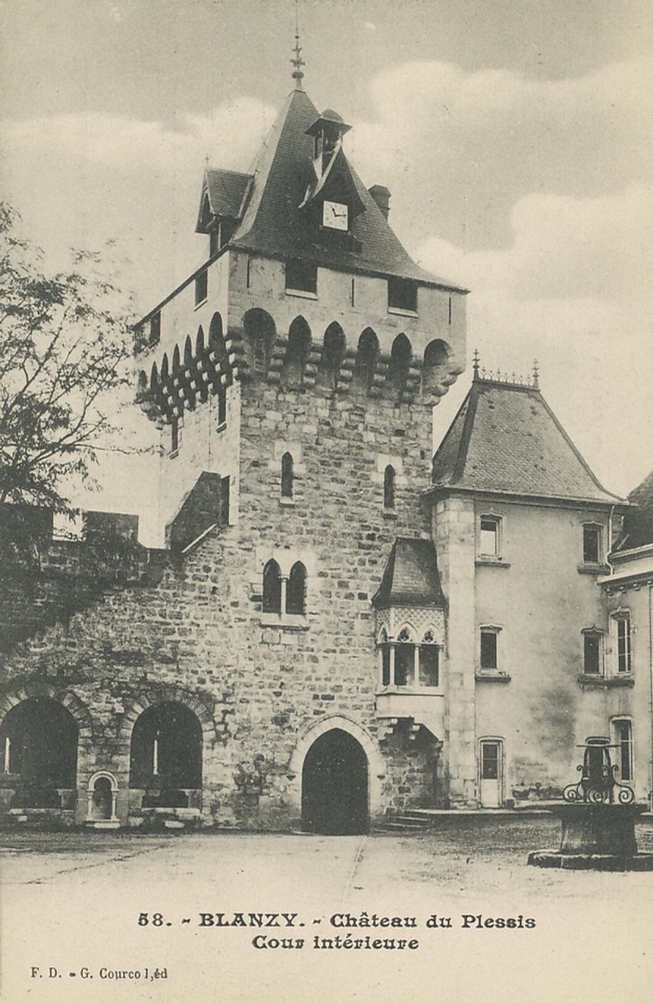 Blanzy. Château du Plessis. Cour intérieure.