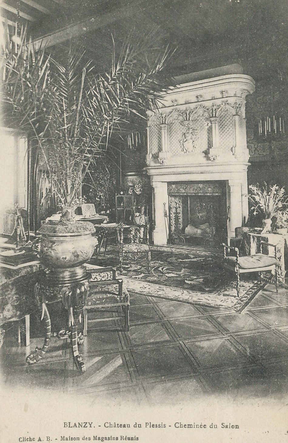 Blanzy. Château du Plessis. Cheminée du salon.