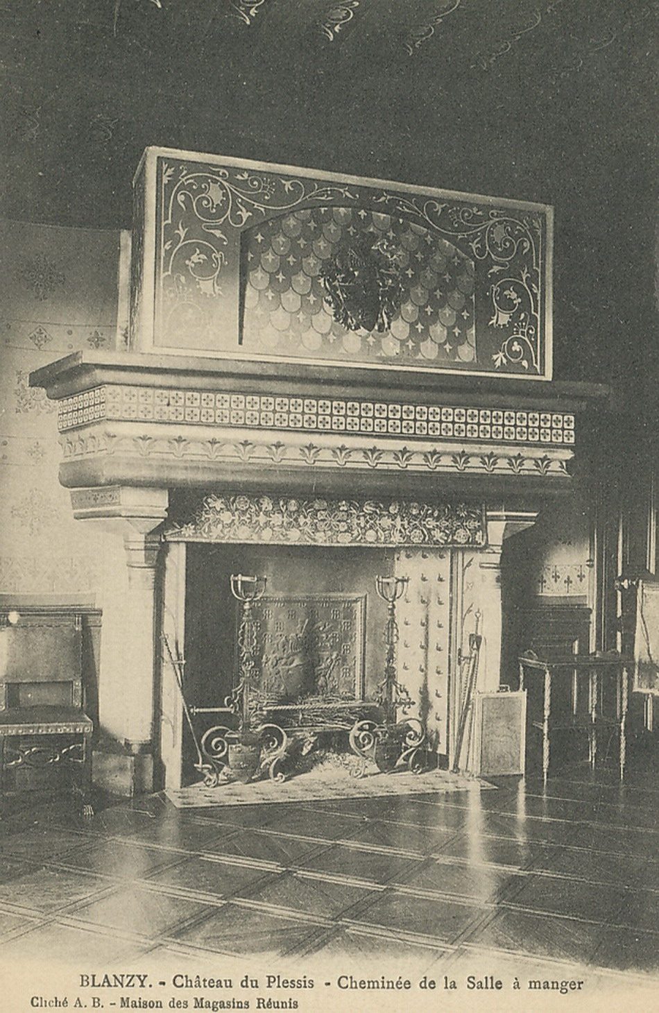 Blanzy. Château du Plessis. Cheminée de la salle à manger.