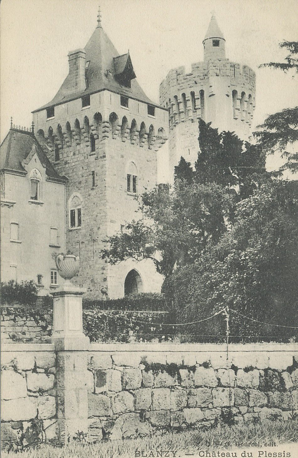 Blanzy. Château du Plessis.