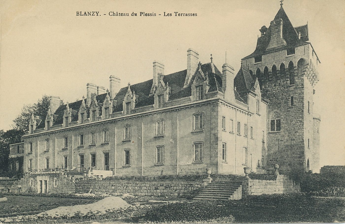 Blanzy. Château du Plessis. Les terrasses.