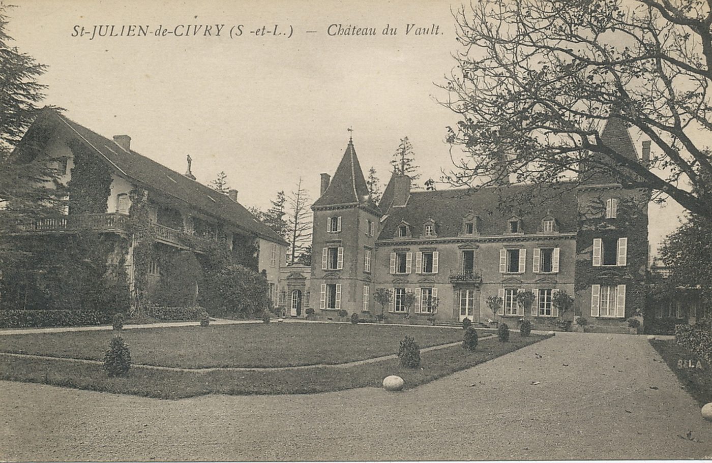 Saint-Julien-de-Civry. Château du Vault.