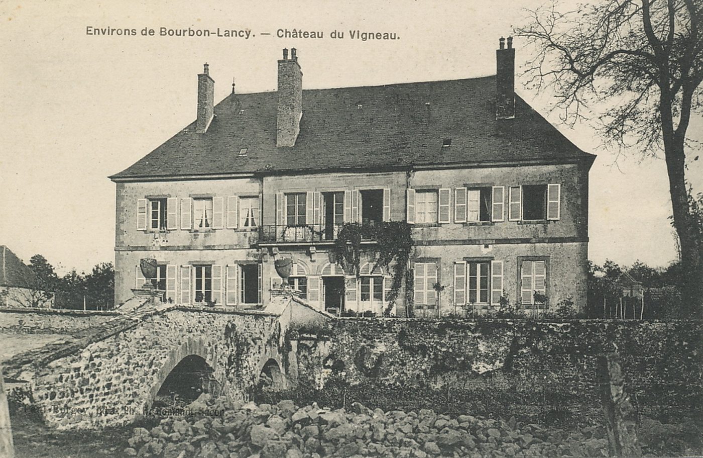 Environs de Bourbon-Lancy. Château du Vigneau.