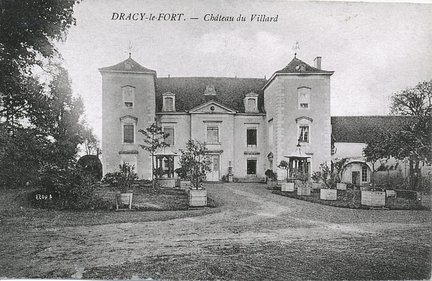 Dracy-le-Fort. Château du Villard.