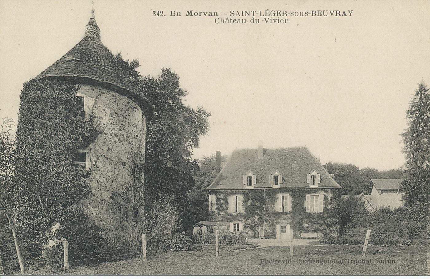 En Morvan. Saint-Léger-sous-Beuvray. Château du Vivier.