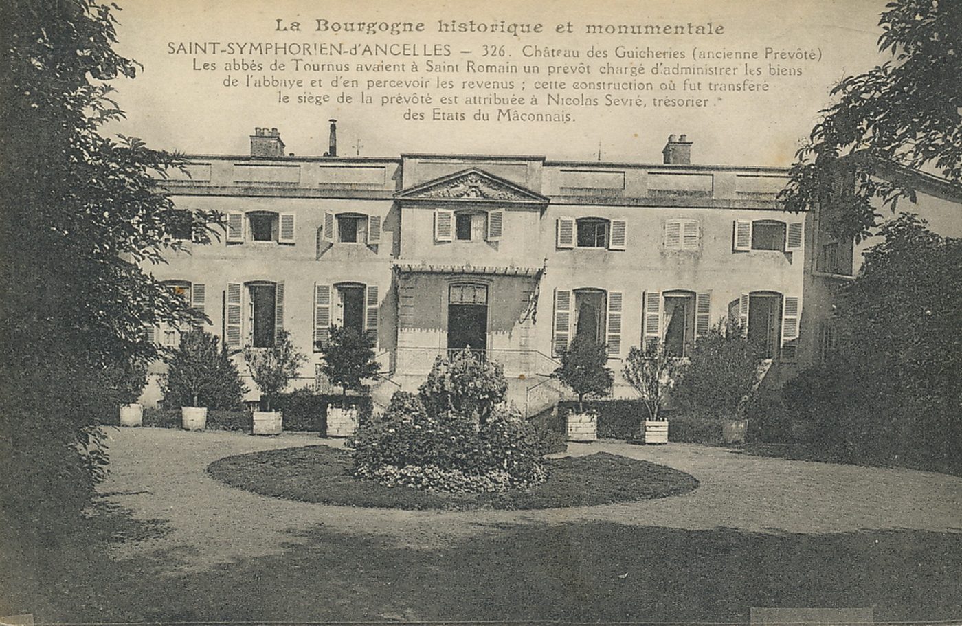 La Bourgogne historique et monumentale. Saint-Symphorien-d'Ancelles. Château des Guicheries (ancienne prévôté). Les abbés de Tournus avaient à Saint-Romain un prévôt chargé d'administrer les biens de l'abbaye et d'en percevoir les revenus : cette construction où fut transféré le siège de la prévôté est attribuée à Nicolas Sevré, trésorier des Etats du Mâconnais.