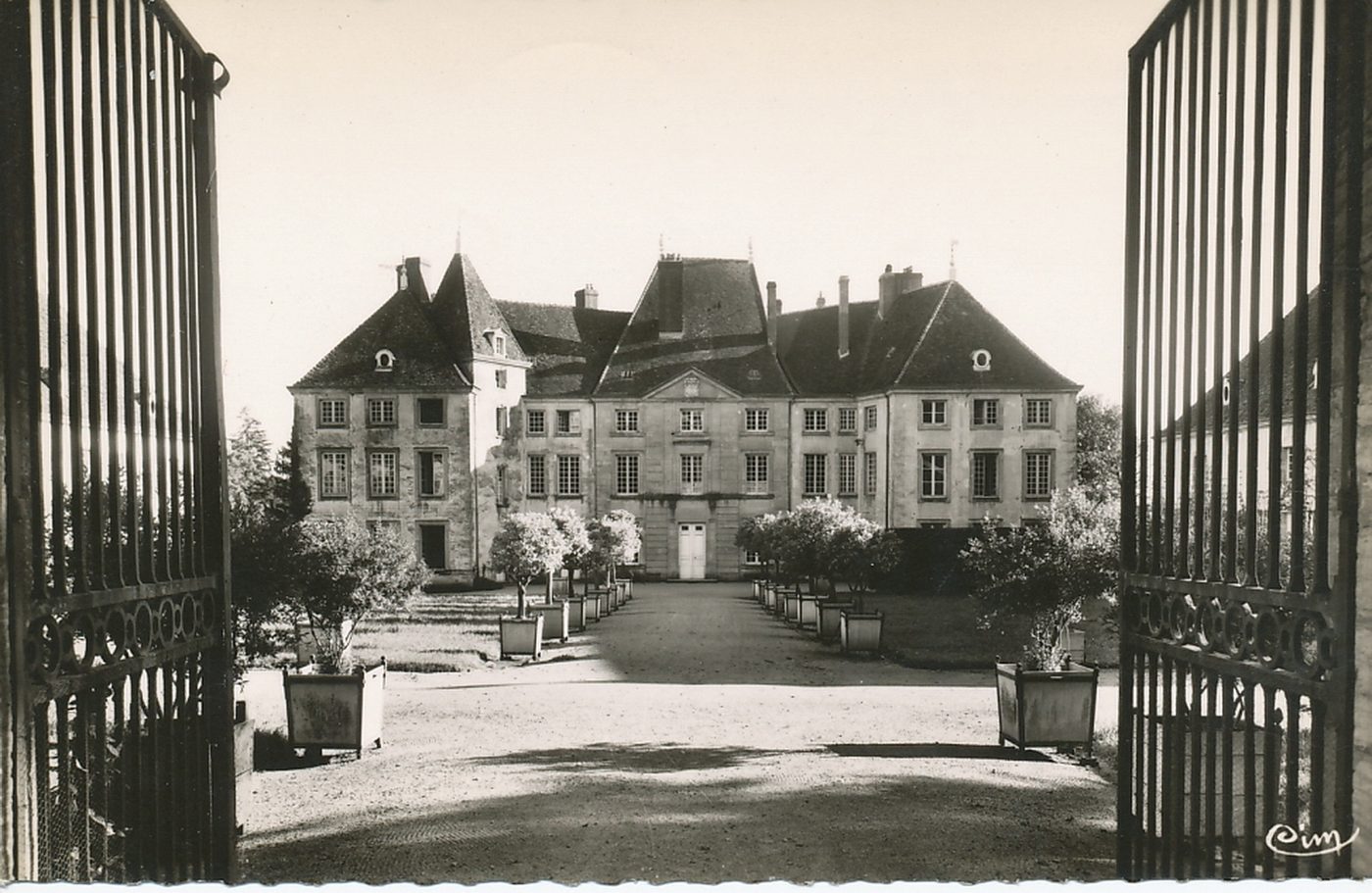Lugny-lès-Charolles. Le château. Entrée côté Nord.