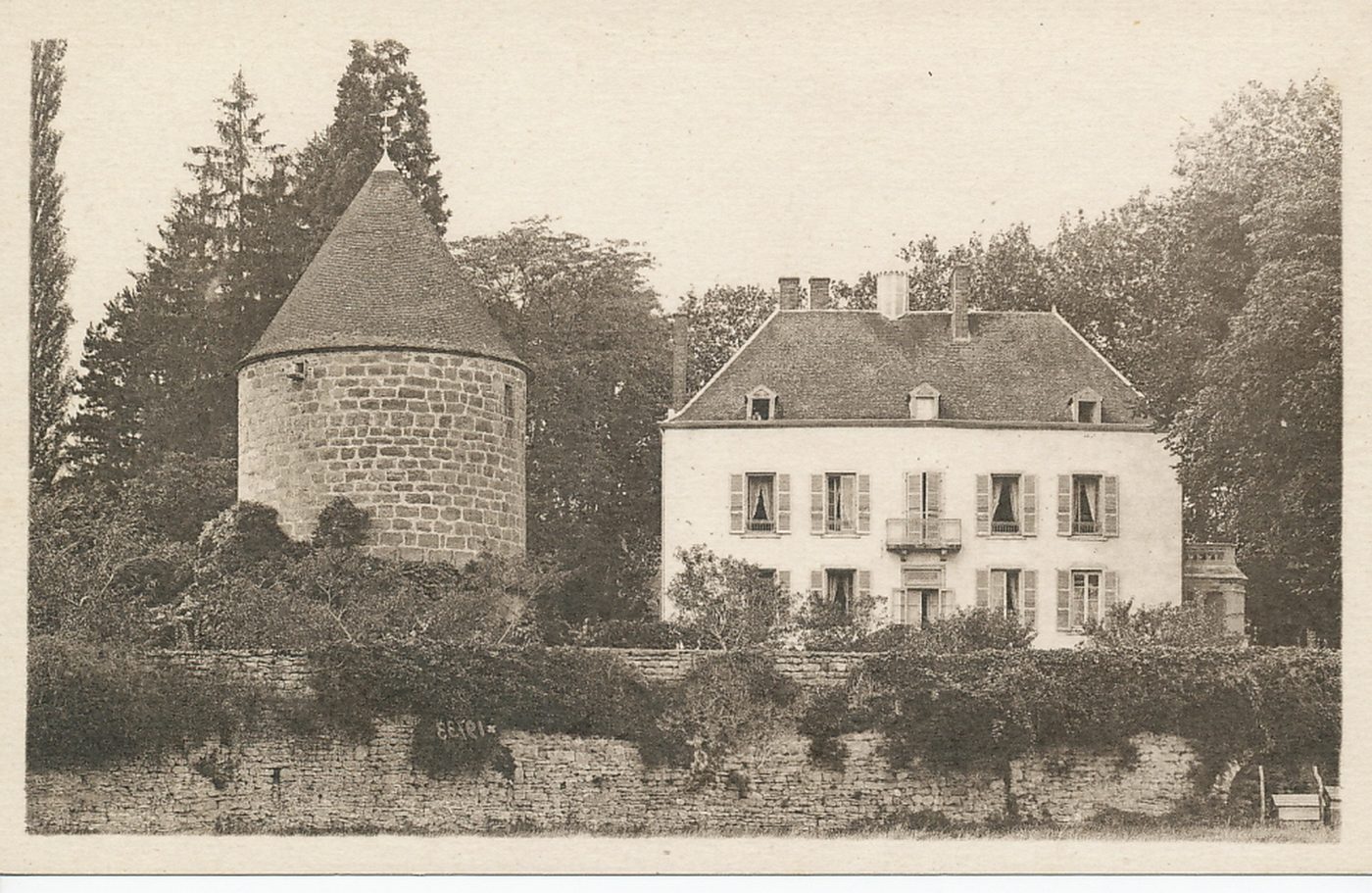 Marcilly. Le château.