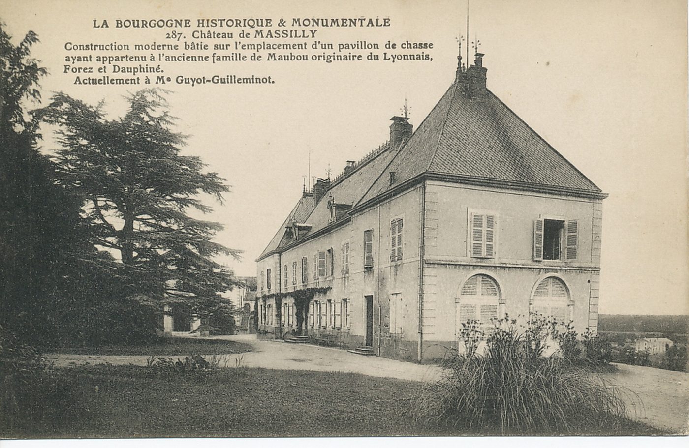 La Bourgogne historique et monumentale. Château de Massilly. Construction moderne bâtie sur l'emplacement d'un pavillon de chasse ayant appartenu à l'ancienne famille de Maubou originaire du Lyonnais, Forez et Dauphiné. Actuellement à Maître Guyot-Guilleminot.