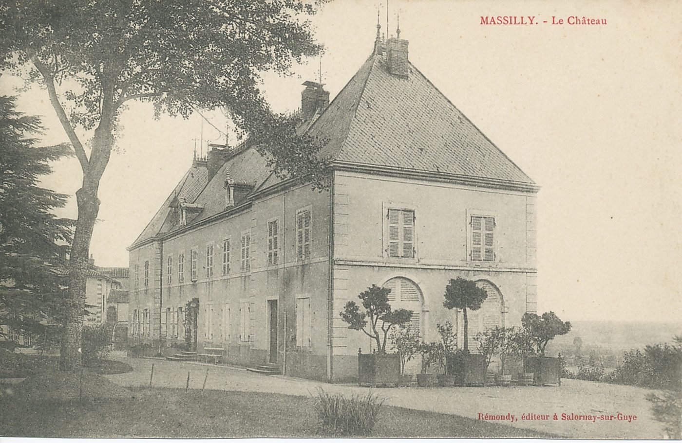 Massilly. Le château.