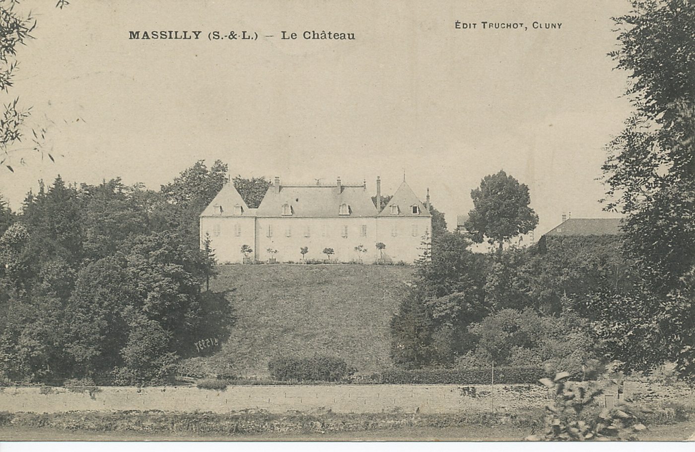 Massilly. Le château.