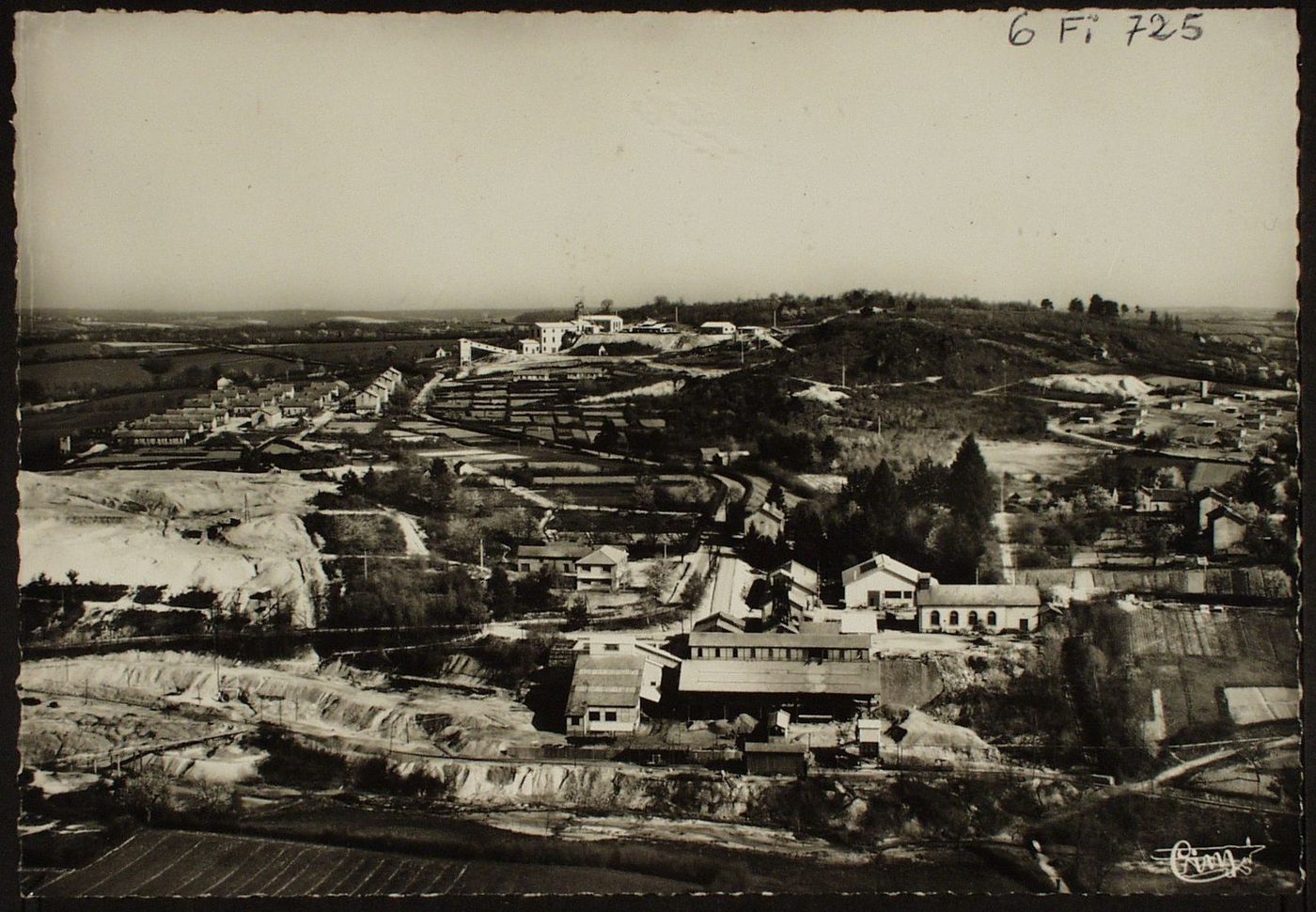 Chalmoux. Vue aérienne sur Chizeuil, ancien et nouveau puits.