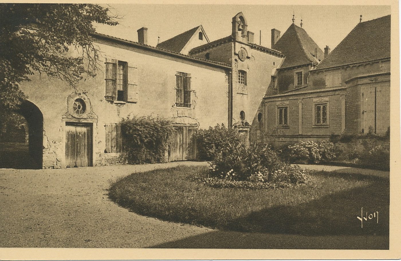 Prissé. Cour d'honneur du château de Montceau. Lamartine y passa plusieurs mois, chaque année, jusqu'à sa mort (1869).