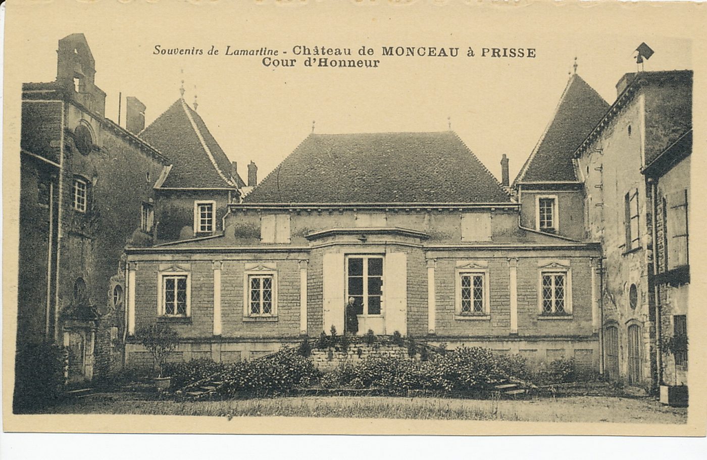 Souvenirs de Lamartine. Château de Montceau à Prissé. Cour d'honneur.