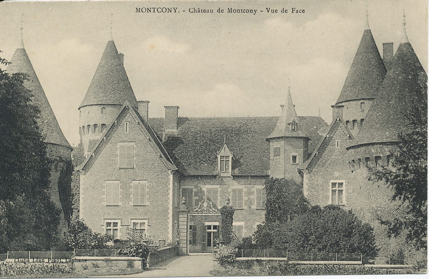 Montcony. Château de Montcony. Vue de face.
