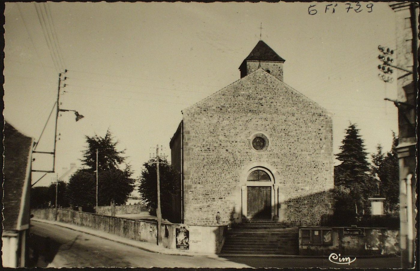 Chalmoux. L'église et le monument aux morts.