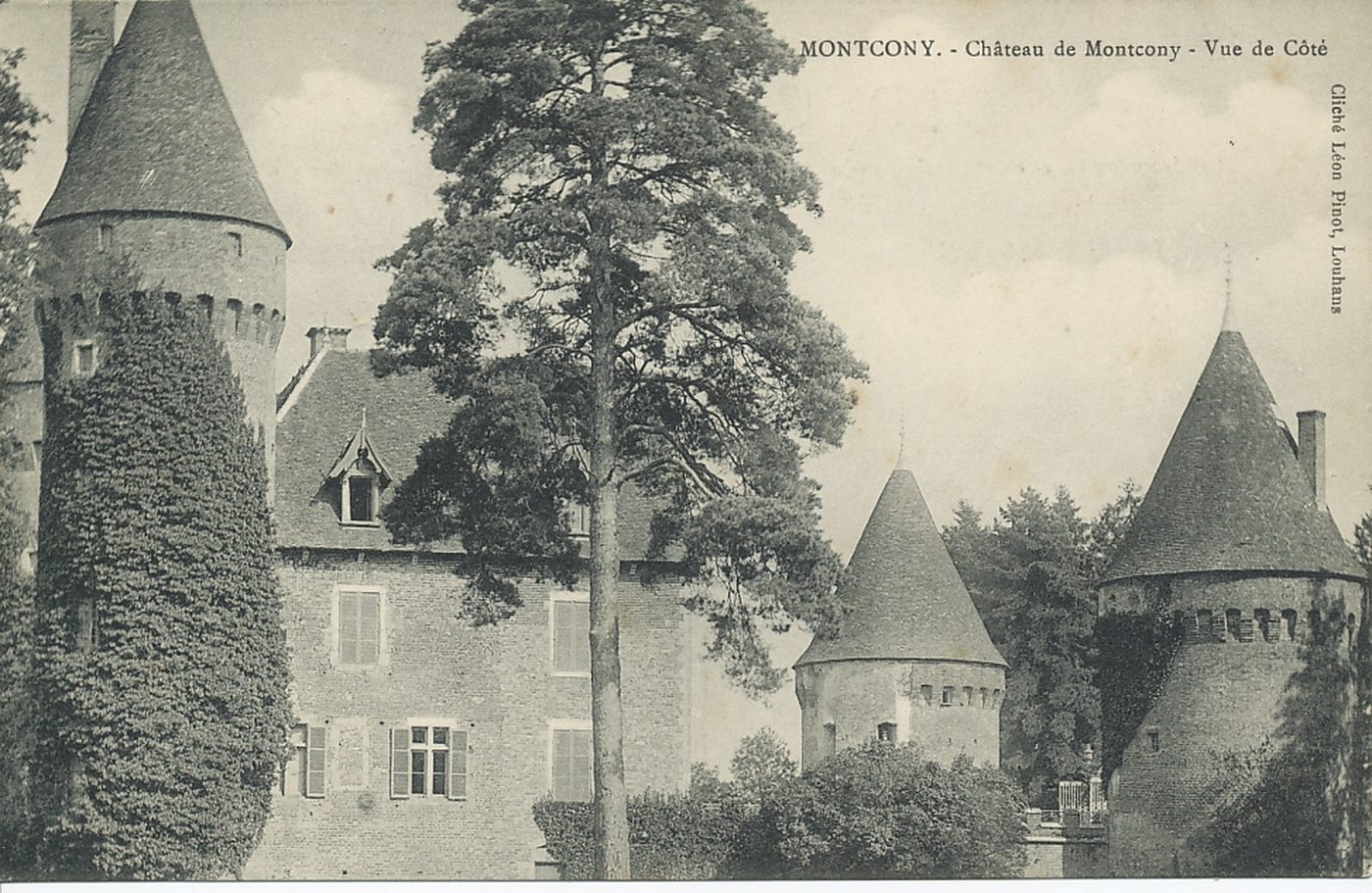 Montcony. Château de Montcony. Vue de côté.