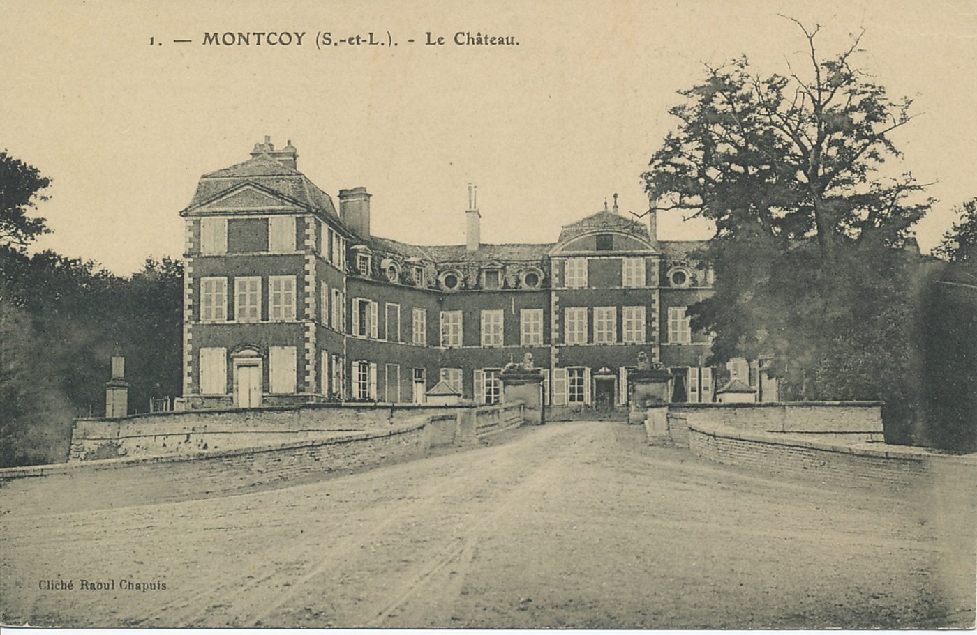Montcoy. Le château.