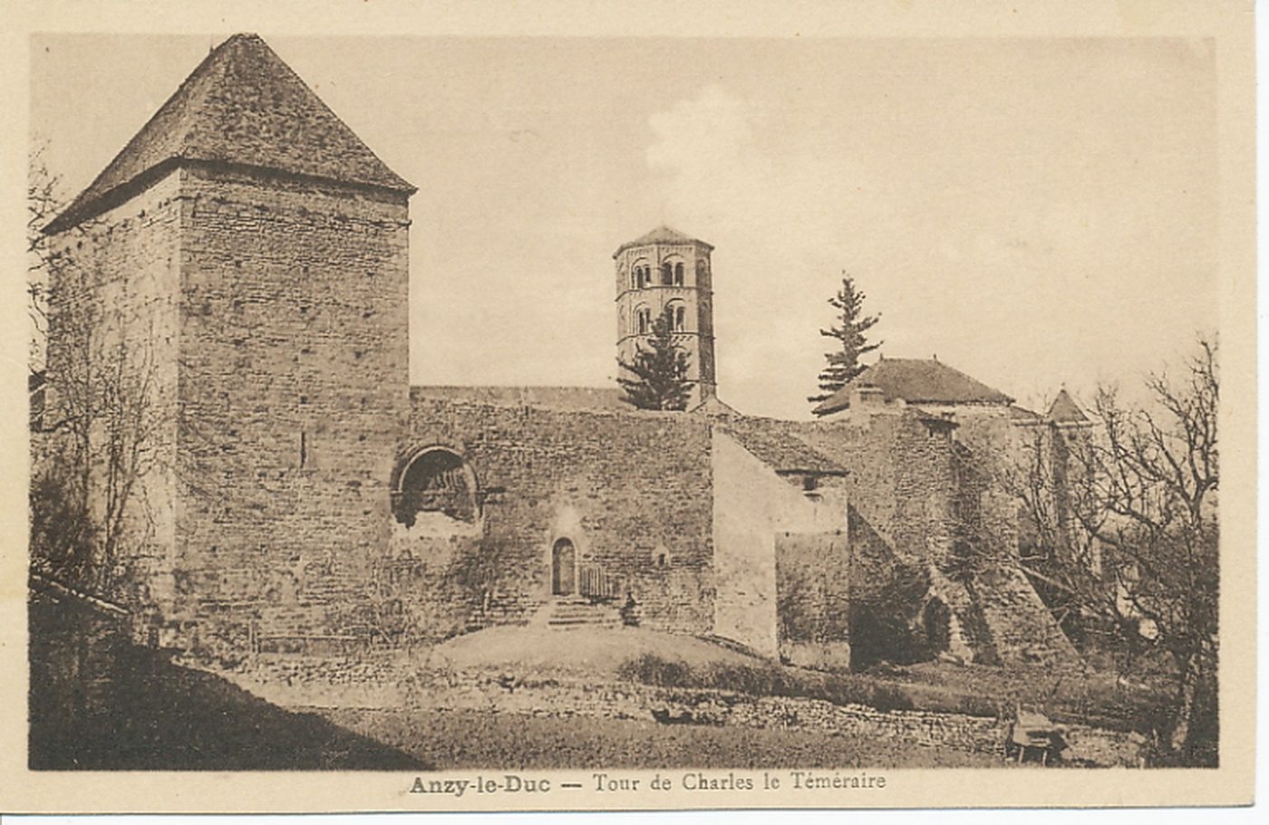 Anzy-le-Duc. Tour de Charles le Téméraire.