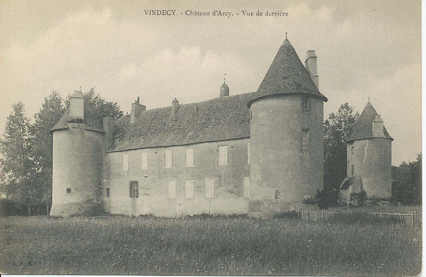 Vindecy. Château d'Arcy. Vue de derrière.