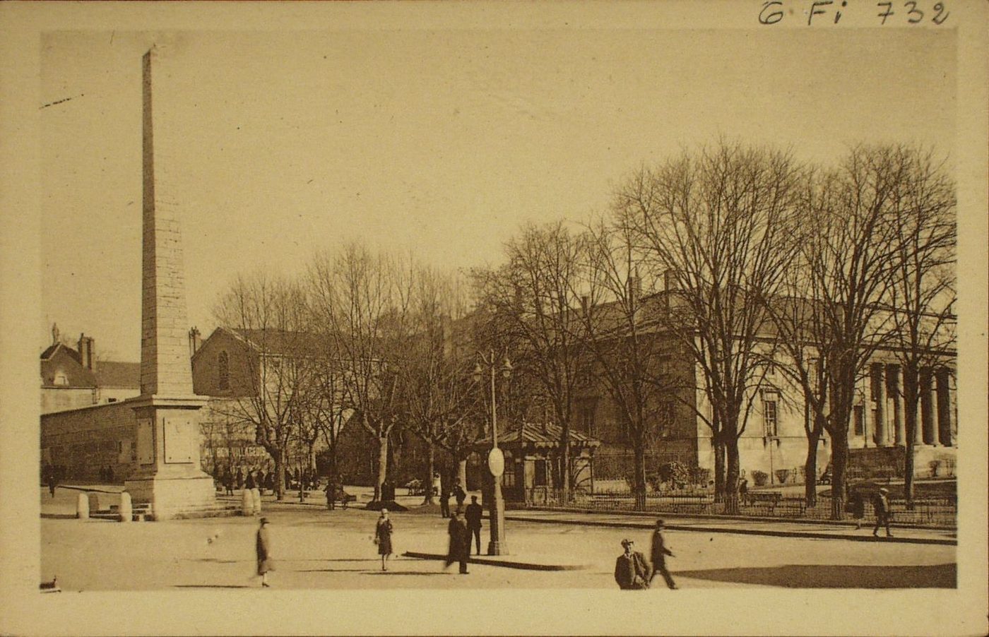 Chalon-sur-Saône. Place de l'Obélisque et palais de justice.