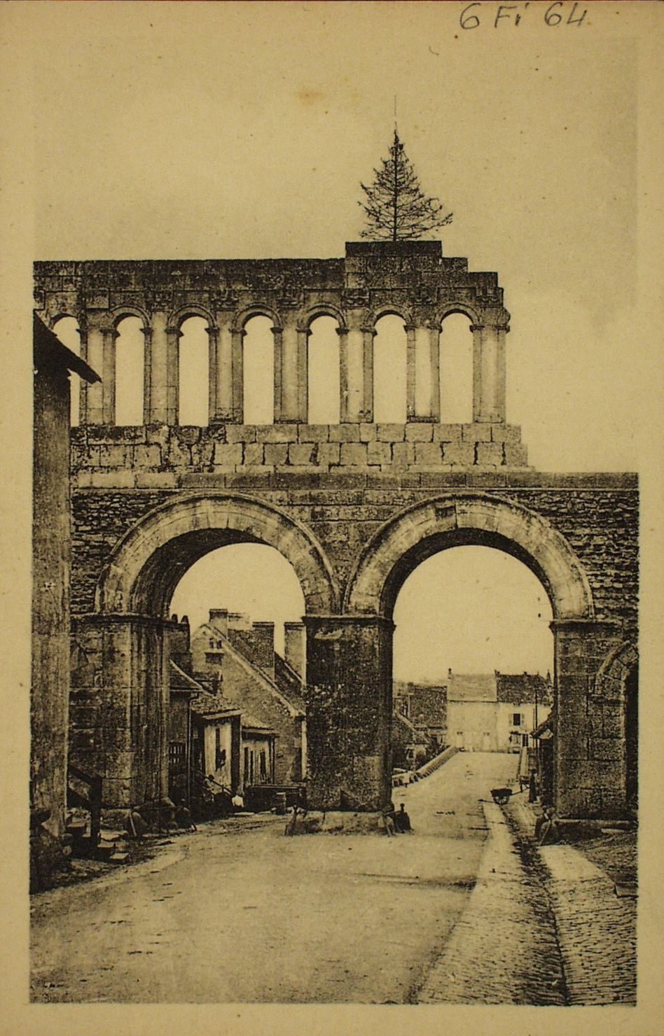 Autun. La porte d'Arroux. Epoque romaine.