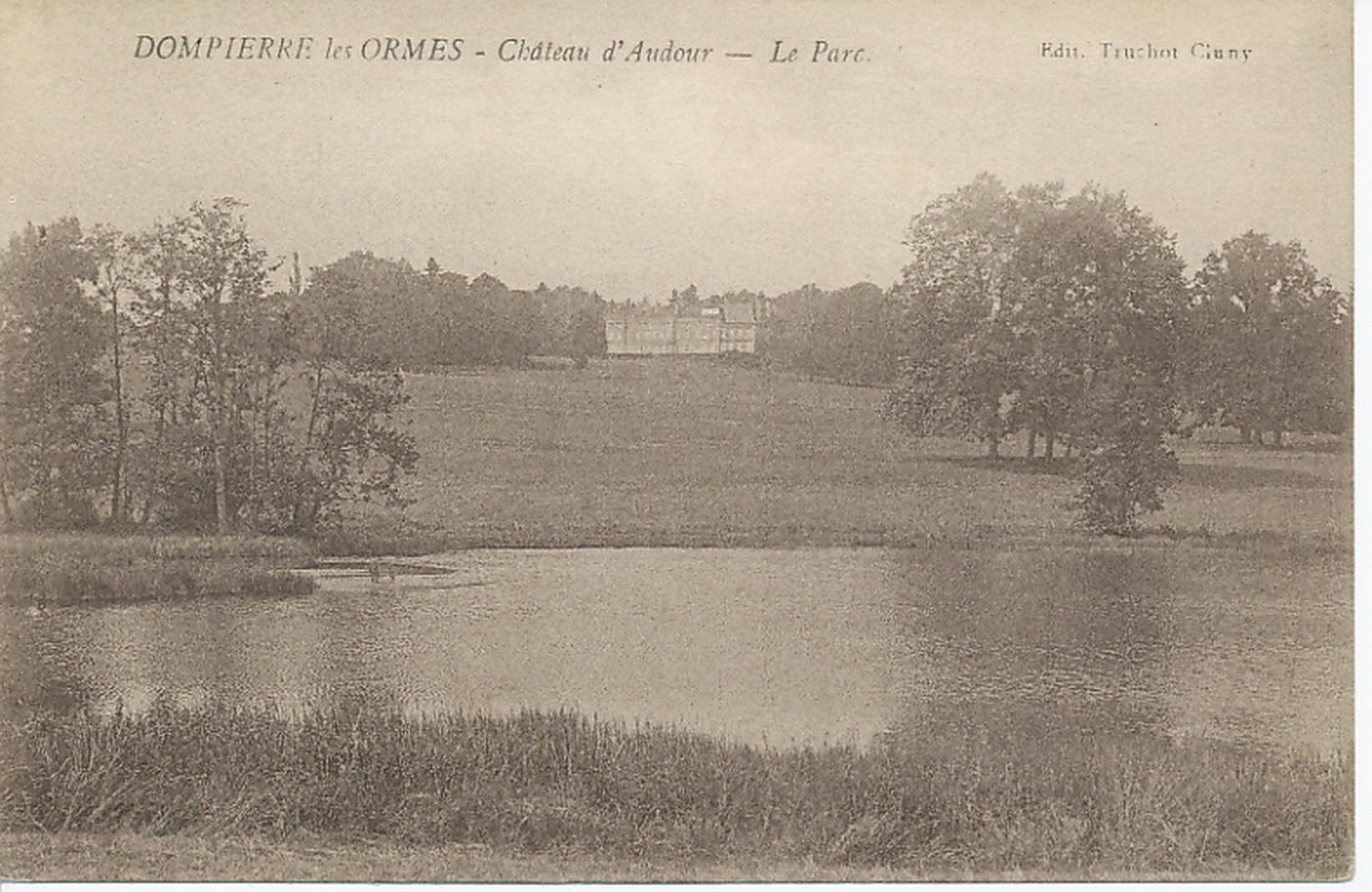 Dompierre-les-Ormes. Château d'Audour. Le parc.
