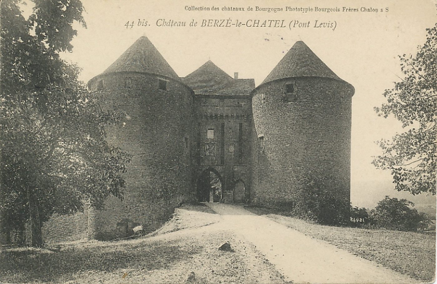 Château de Berzé-le-Châtel (pont-levis).