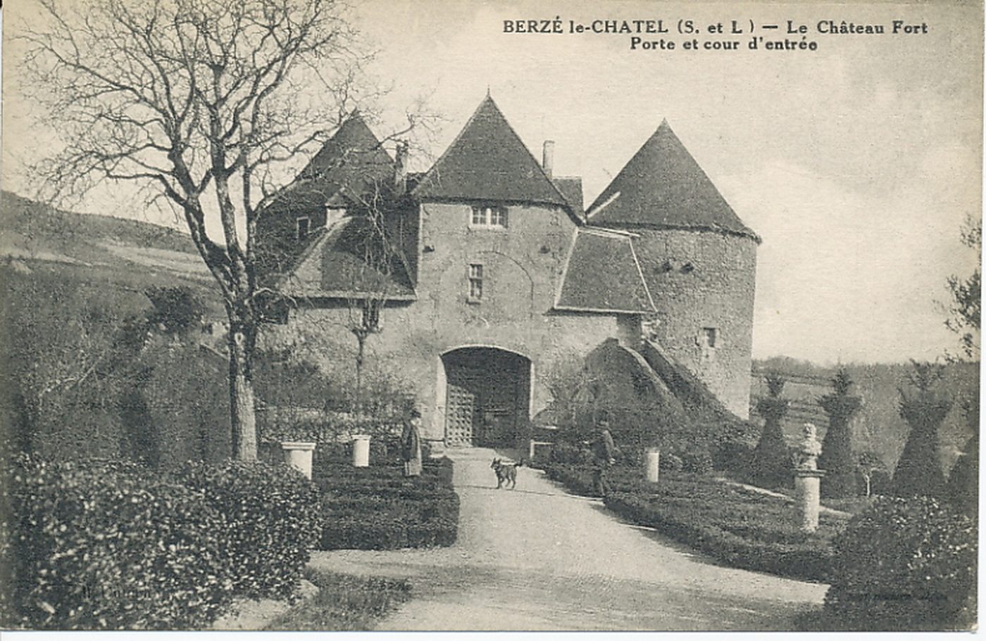 Berzé-le-Châtel. Le château fort. Porte et cour d'entrée.