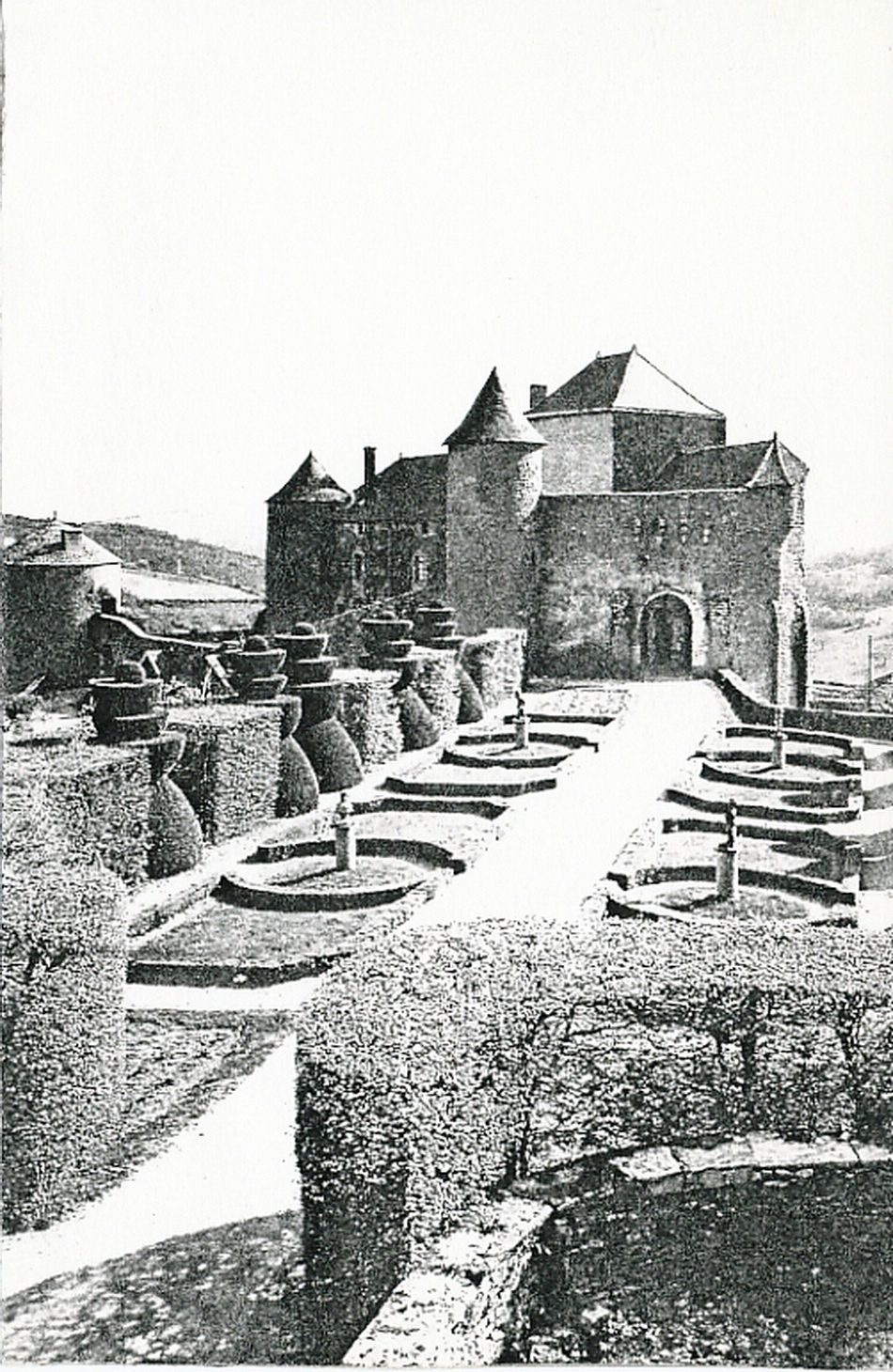 Sur la butte de Berzé-le-Châtel, le château a perdu sa fonction défensive. Un jardin de buis taillé, aménagé dans la première enceinte accueille aujourd'hui les visiteurs.