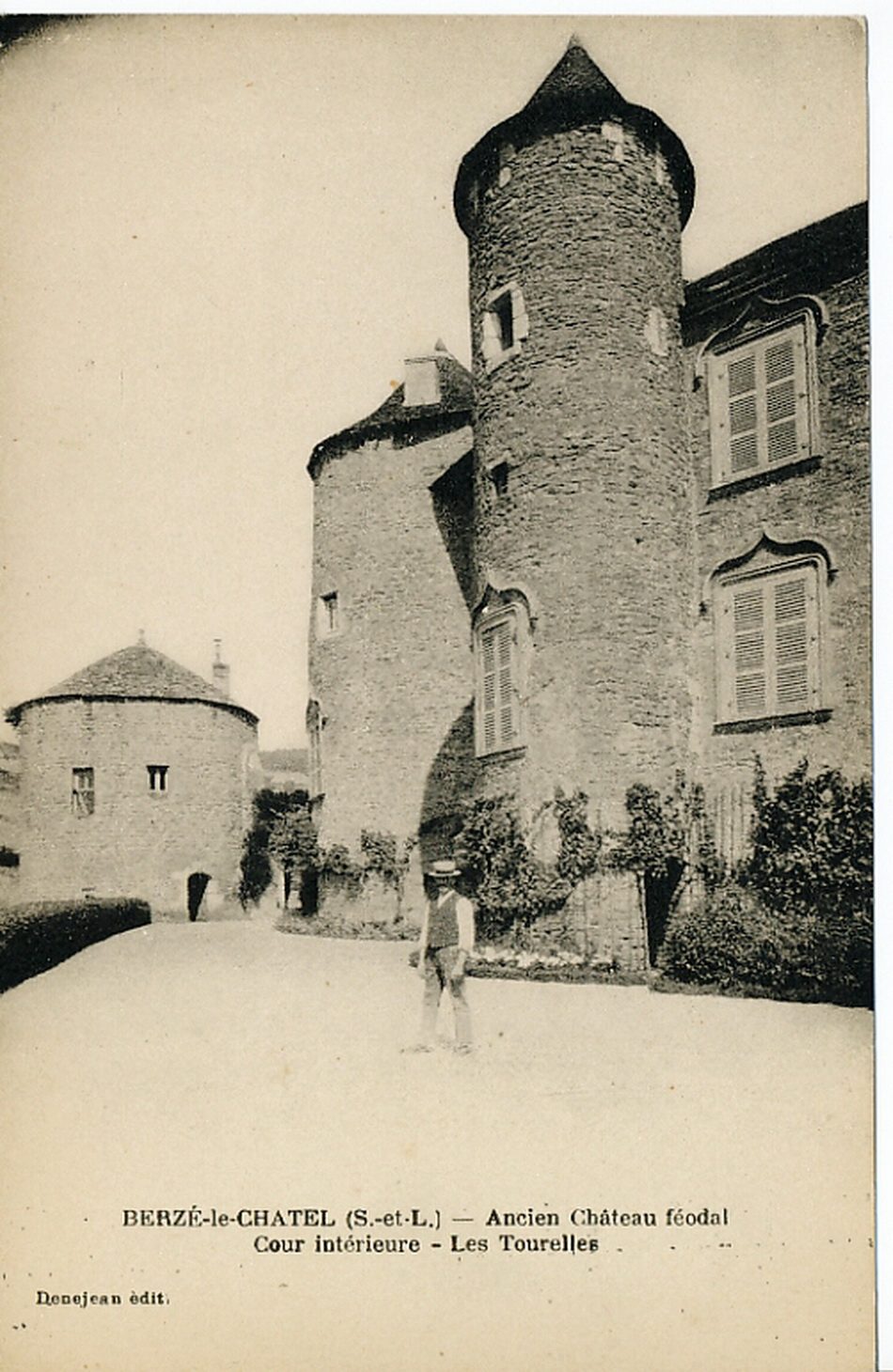 Berzé-le-Châtel. Ancien château féodal. Cour intérieure. Les tourelles.