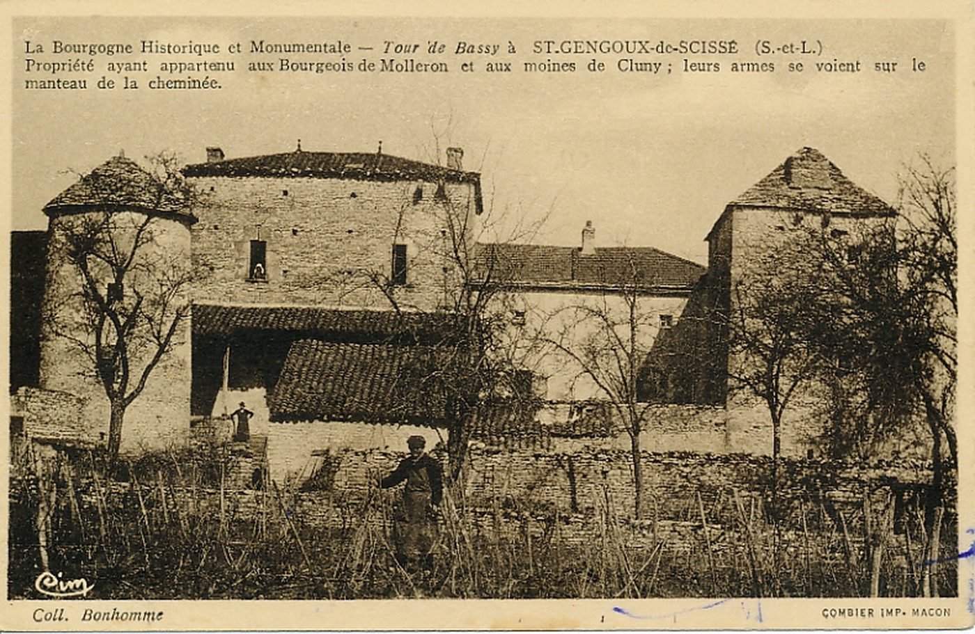 La Bourgogne historique et monumentale. Tour de Bassy à Saint-Gengoux-de-Scissé. Propriété ayant appartenu aux bourgeois de Molleron et aux moines de Cluny ; leurs armes se voient sur le manteau de la cheminée.
