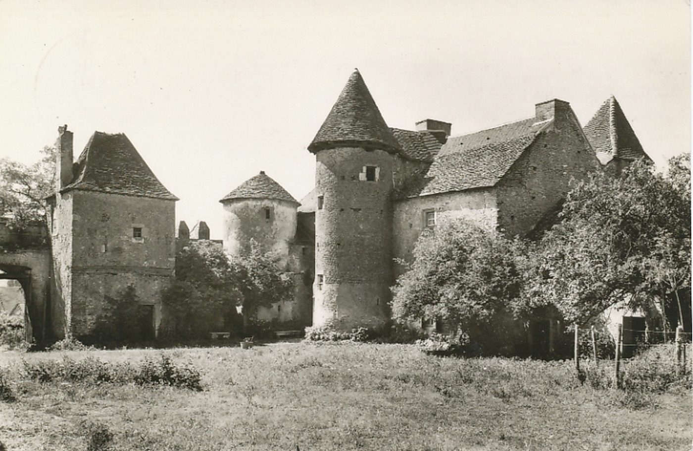 Bissy-sur-Fley. Le château historique de Pontus de Thiard conservé intact, a été édifié au XVe s. Pontus de Thiard y naquit en 1521, il fut évêque de Chalon-sur-Saône et l'un des sept de la Pléiade.