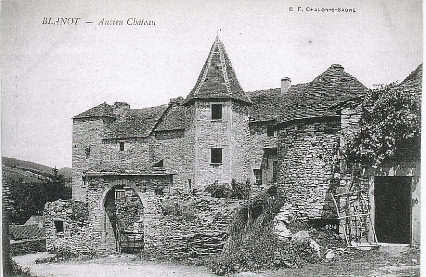 Blanot. Ancien château.