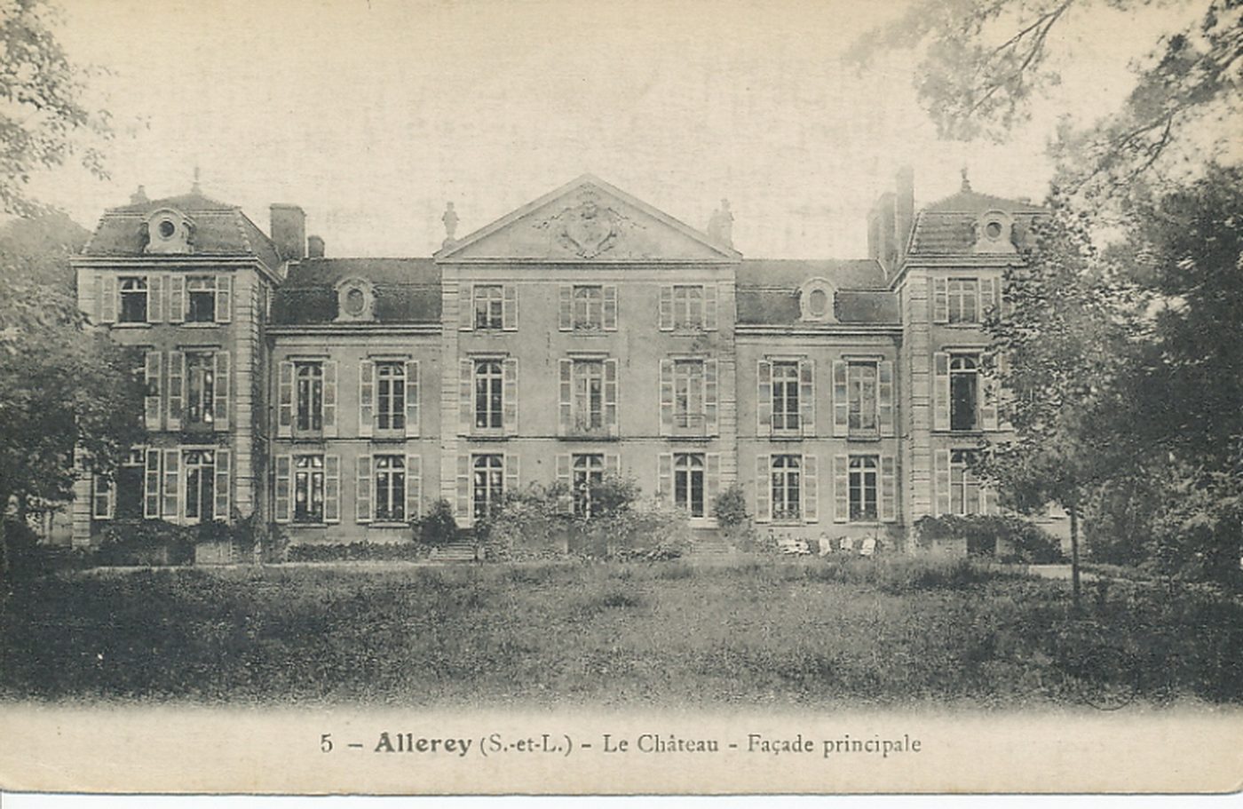 Allerey. Le château. Façade principale.