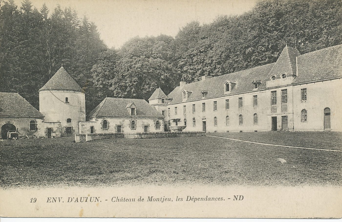 Environs d'Autun. Château de Montjeu, les dépendances.
