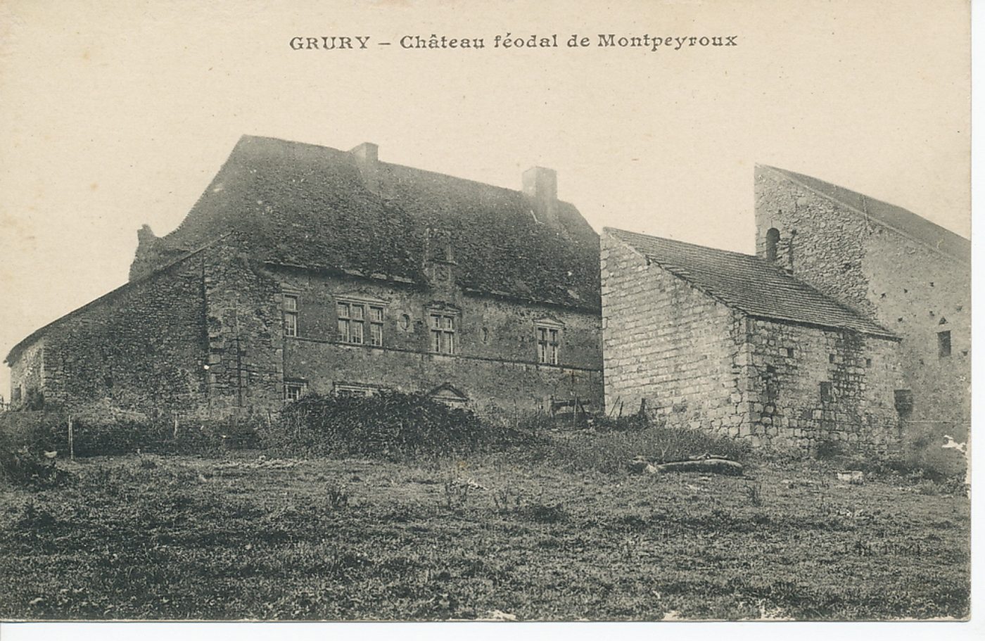 Grury. Château féodal de Montpeyroux.