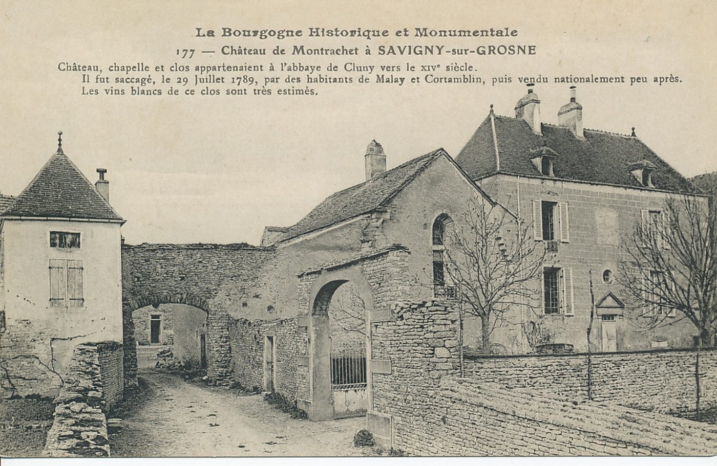 La Bourgogne historique et monumentale. Château de Montrachet à Savigny-sur-Grosne. Château, chapelle et clos appartenaient à l'abbaye de Cluny vers le XIVe s. Il fut saccagé, le 29 juillet 1789, par des habitants de Malay et Cortamblin, puis vendu nationalement peu après. Les vins blancs de ce clos sont très estimés.