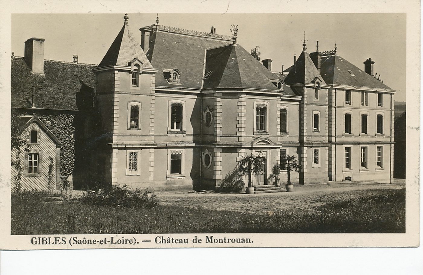 Gibles. Château de Montrouan.