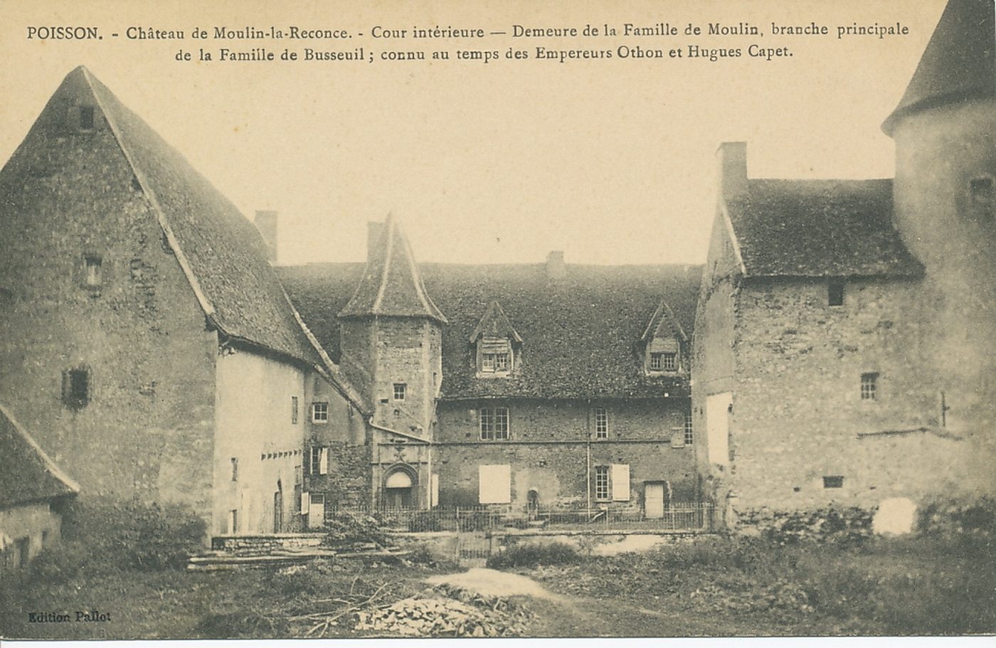 Poisson. Château de Moulin-Renonce. Cour intérieure. Demeure de la famille de Moulin, branche principale de la famille de Busseuil ; connu au temps des Empereurs Othon et Hugues Capet.