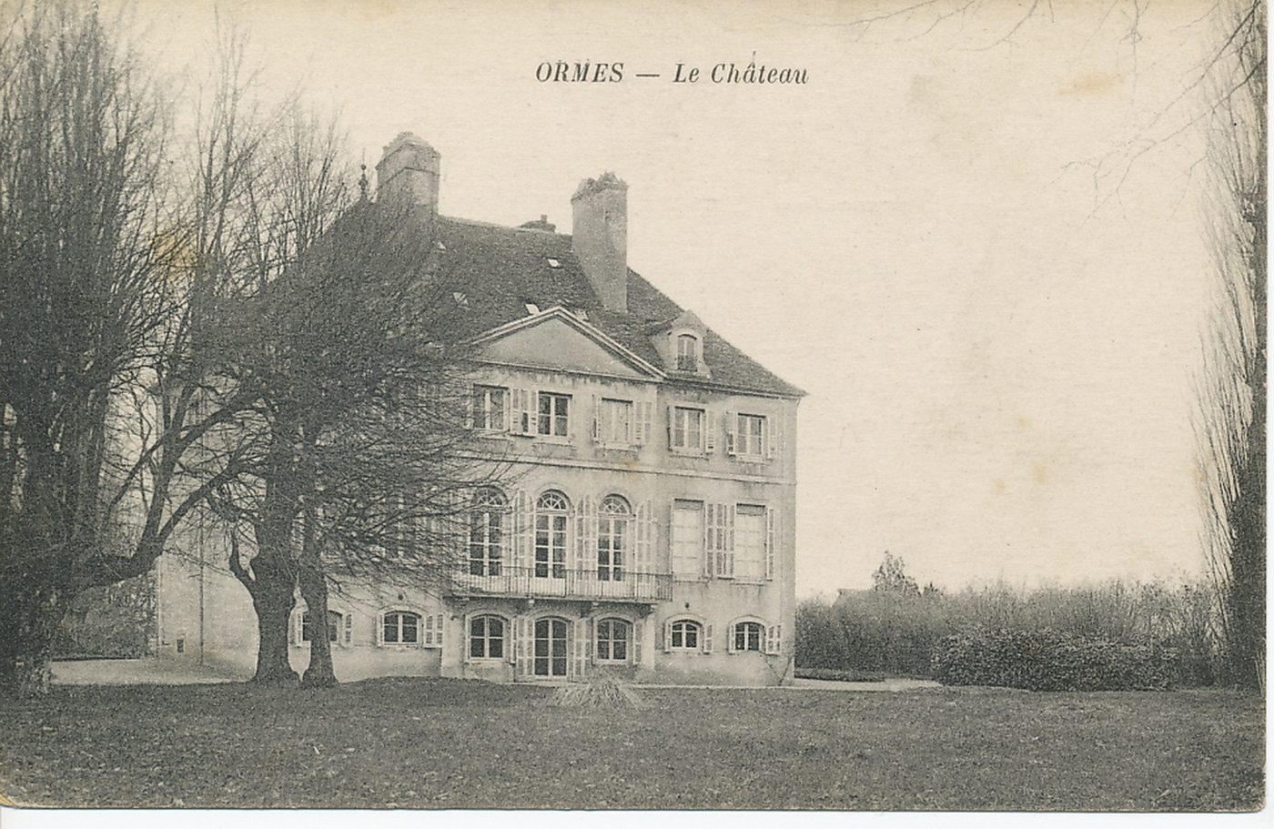 Ormes. Le château.