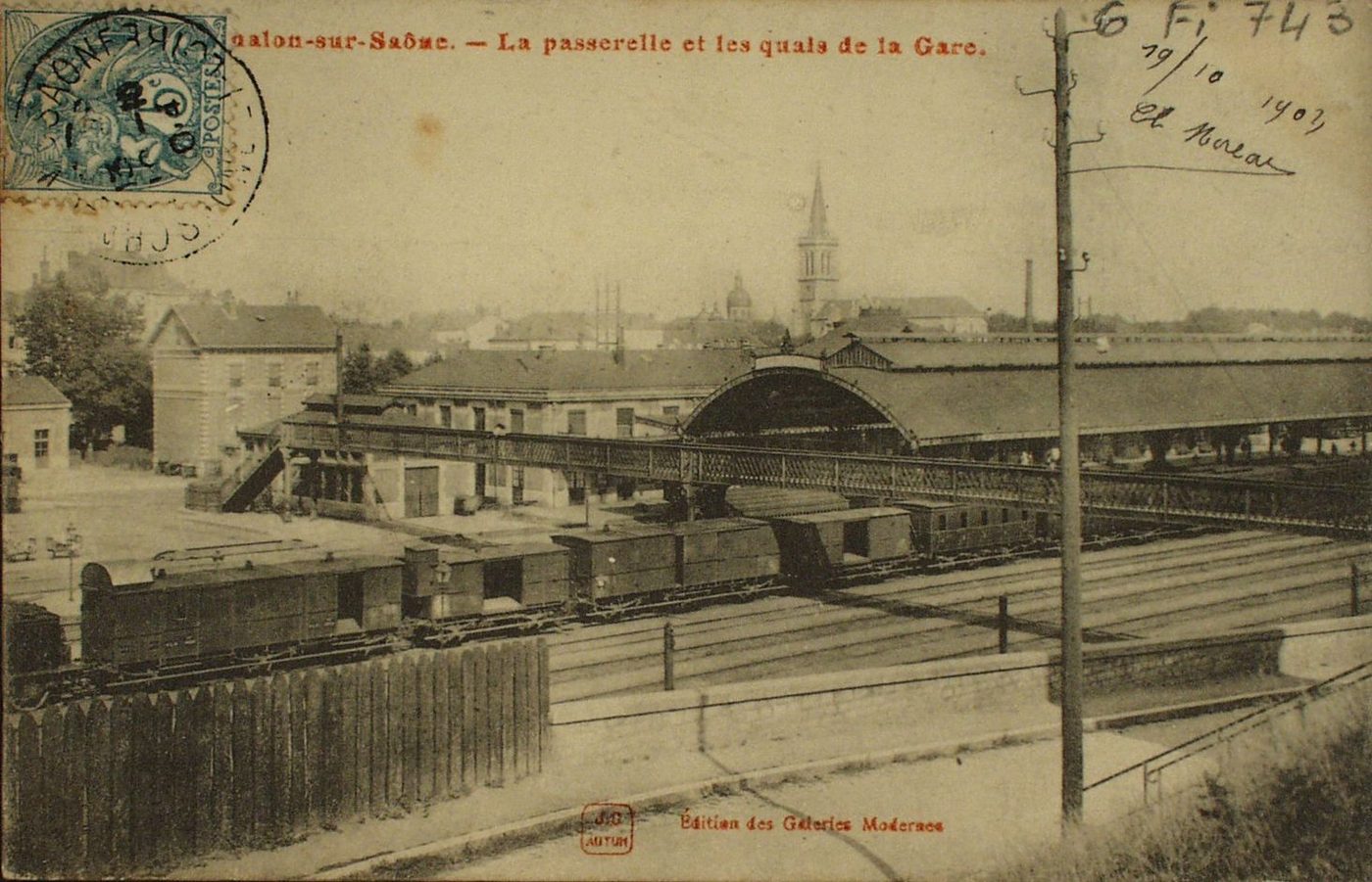 Chalon-sur Saône. La passerelle et les quais de la gare.