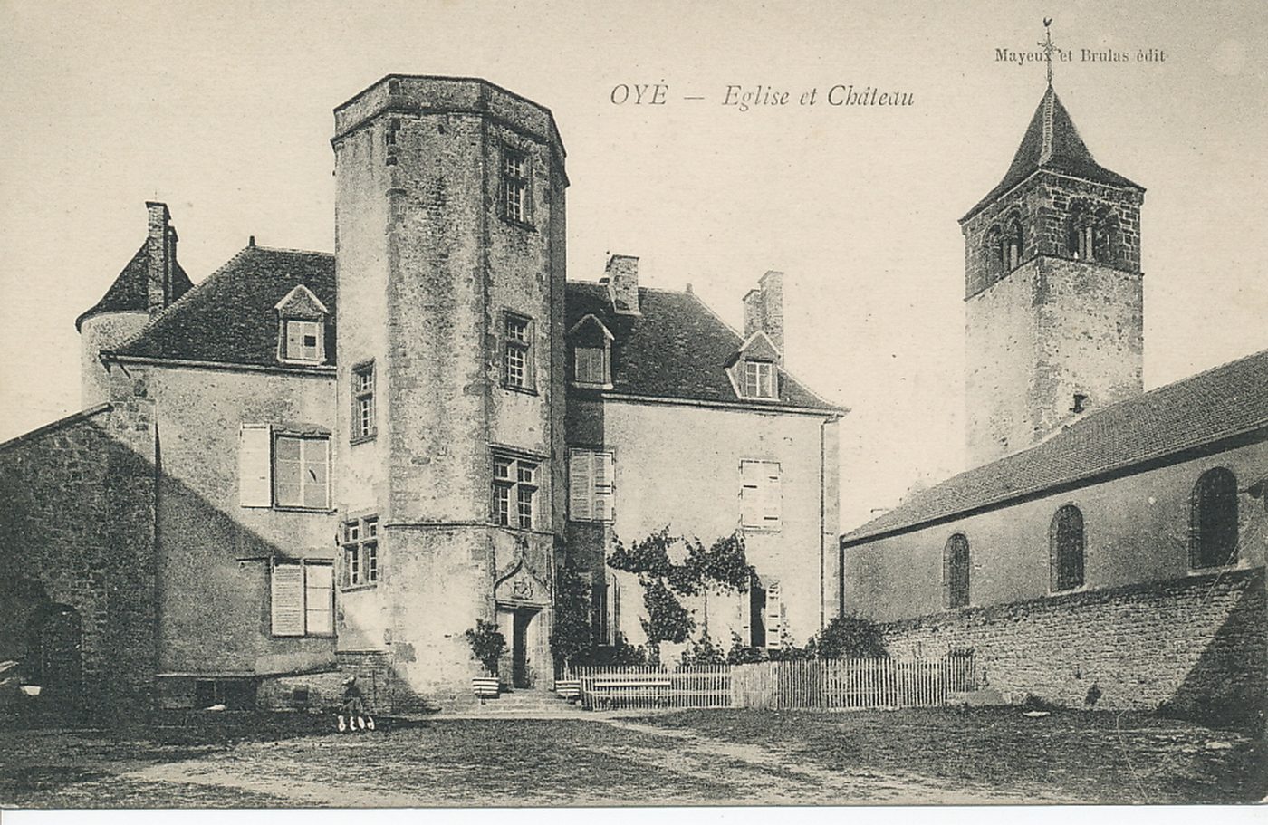 Oyé. Eglise et château.