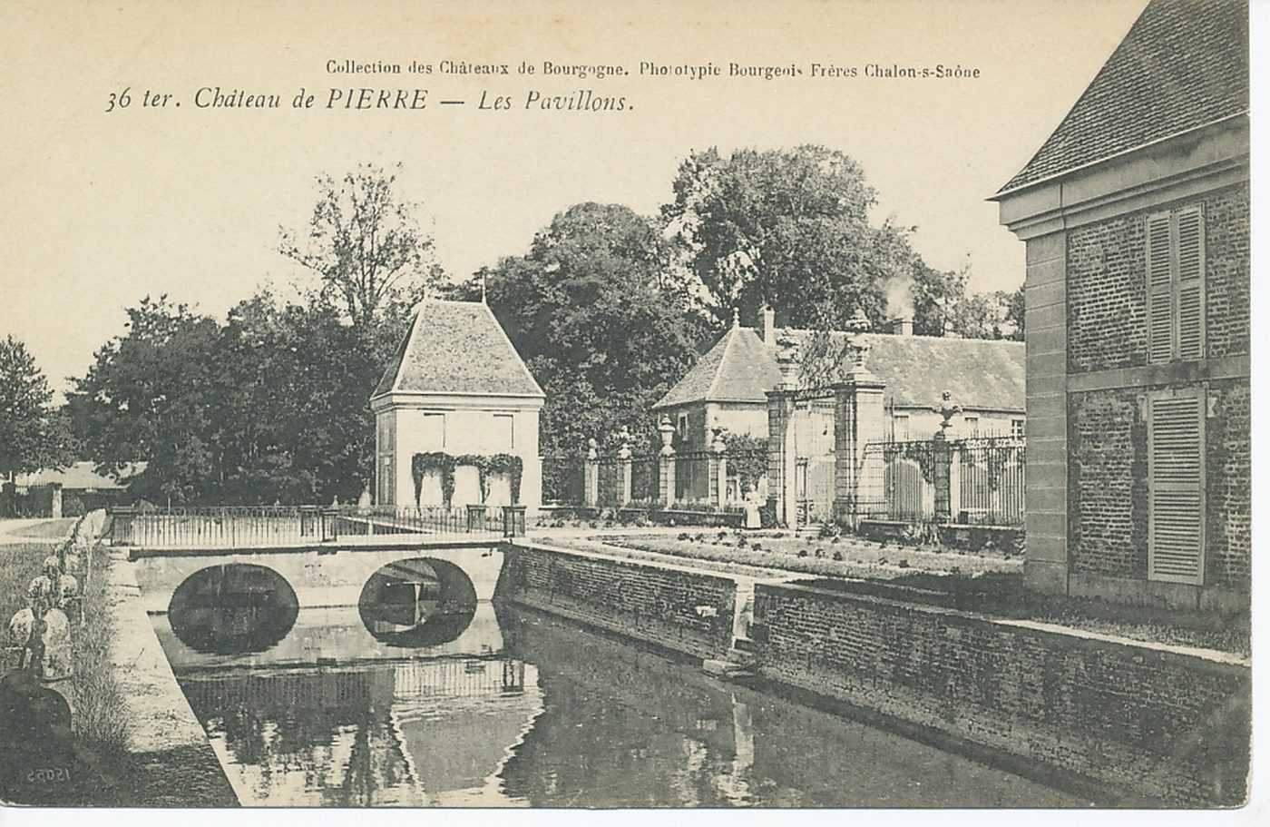 Château de Pierre. Les pavillons.
