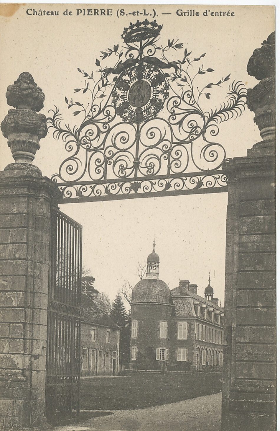 Château de Pierre. Grille d'entrée.